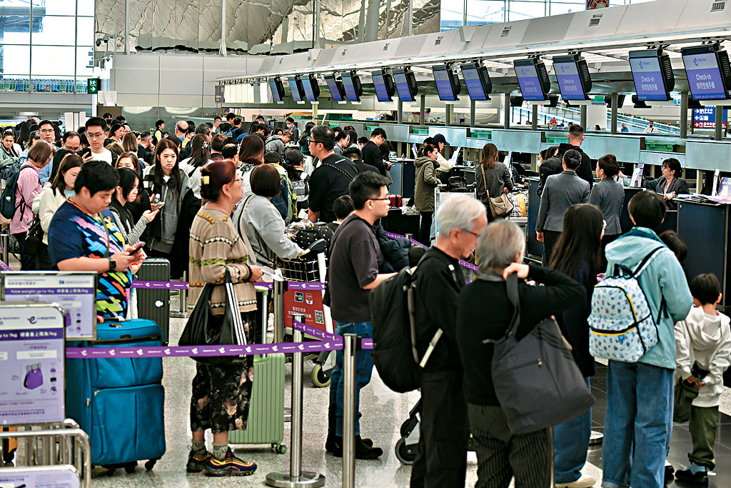 機場昨日人頭湧湧，多個航空公司櫃位「打蛇餅」。