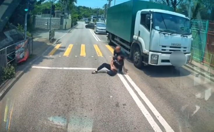 貨車司機提起青年拖行他回行人路上。網片截圖