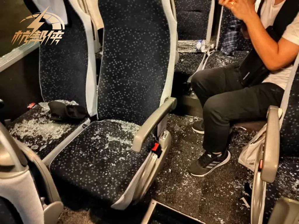 旅遊巴內到處都是玻璃碎。