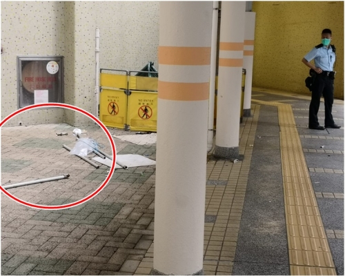 事主壓毀多個曬衫架(紅圈)直墮地面,當場證實死亡。警方以帳篷遮蓋死者遺體。