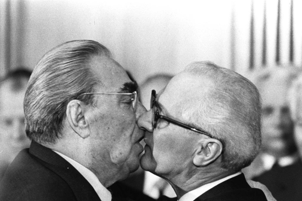摩連奴與哥迪奧拿的世紀之吻，是複製畫當年蘇聯領袖布里茲尼夫（左）與東德領袖昂納克的情深一吻的一刻。