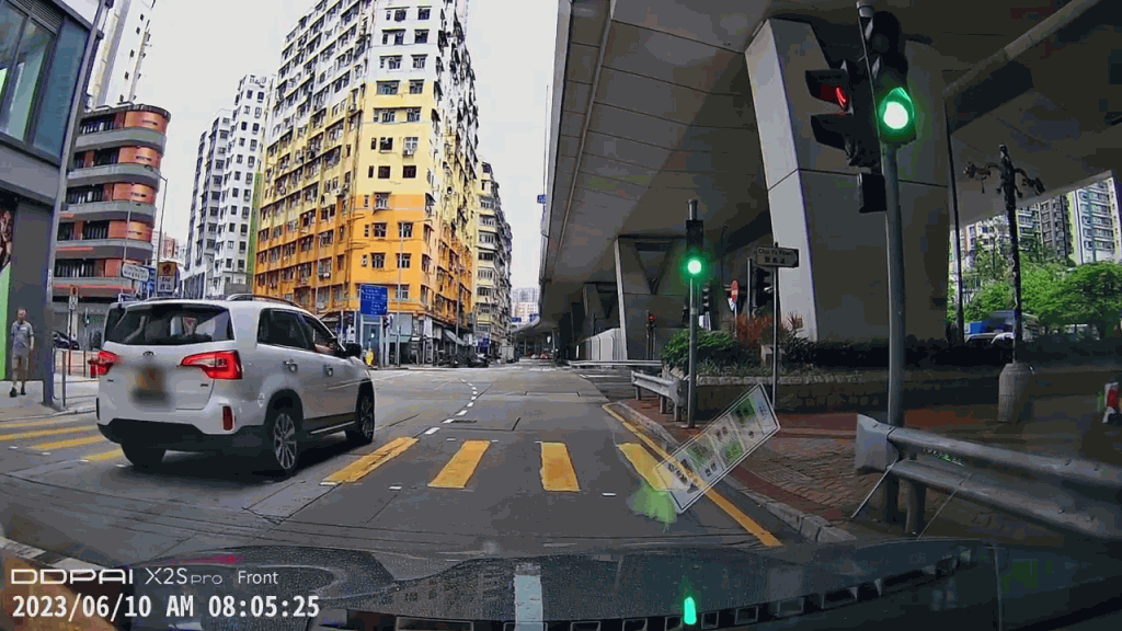 白色私家車司機單手伸出窗外拍攝車Cam車輛。網上片段