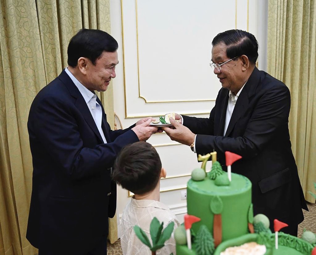 柬埔寨總理Telegram發布照片，顯示洪森（右）在71歲生日會上，將一片蛋糕遞給他信。  美聯社