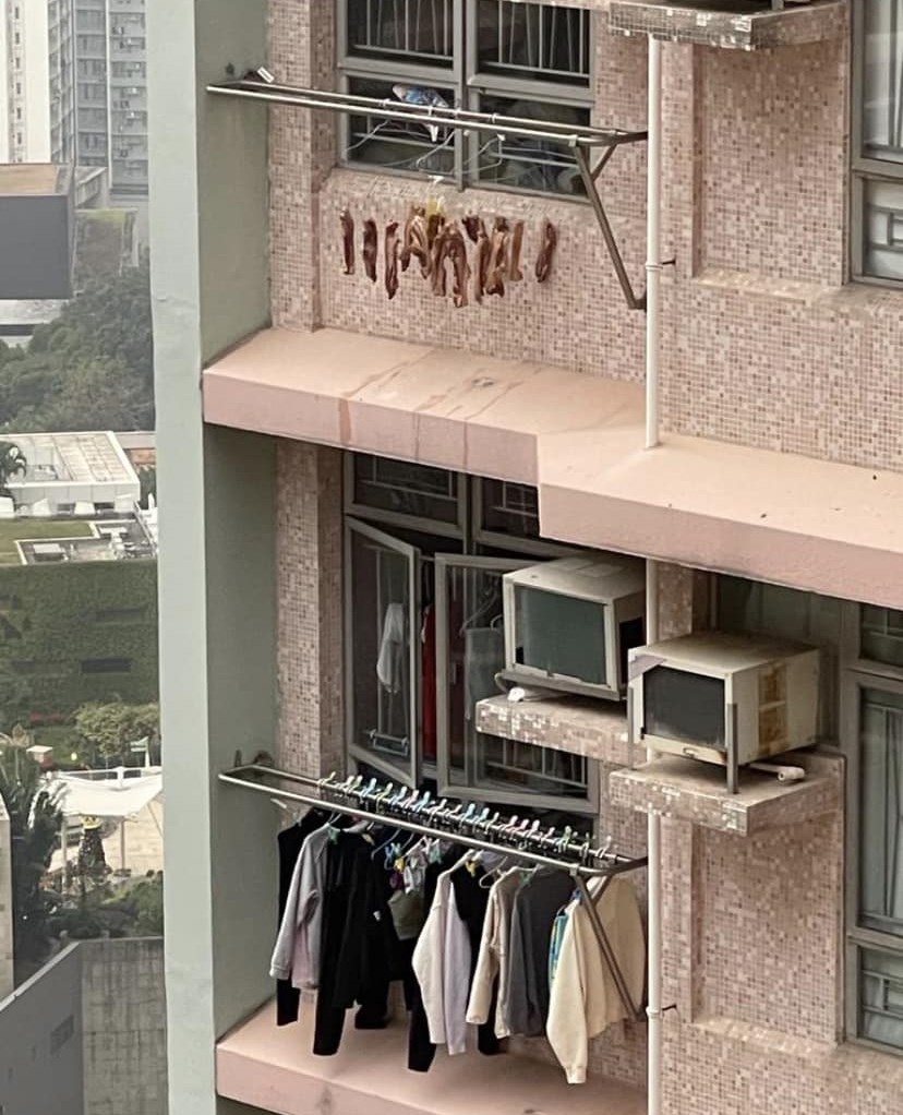 油塘屋邨拍攝到無視樓下晾有衣物的滴油臘肉戶。fb「油塘人之家」圖片