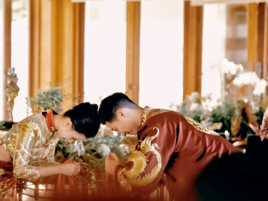 何超莲与窦骁亦先后在微博转发婚纱相，两人分别留言：“三餐四季”、“余生漫漫”。