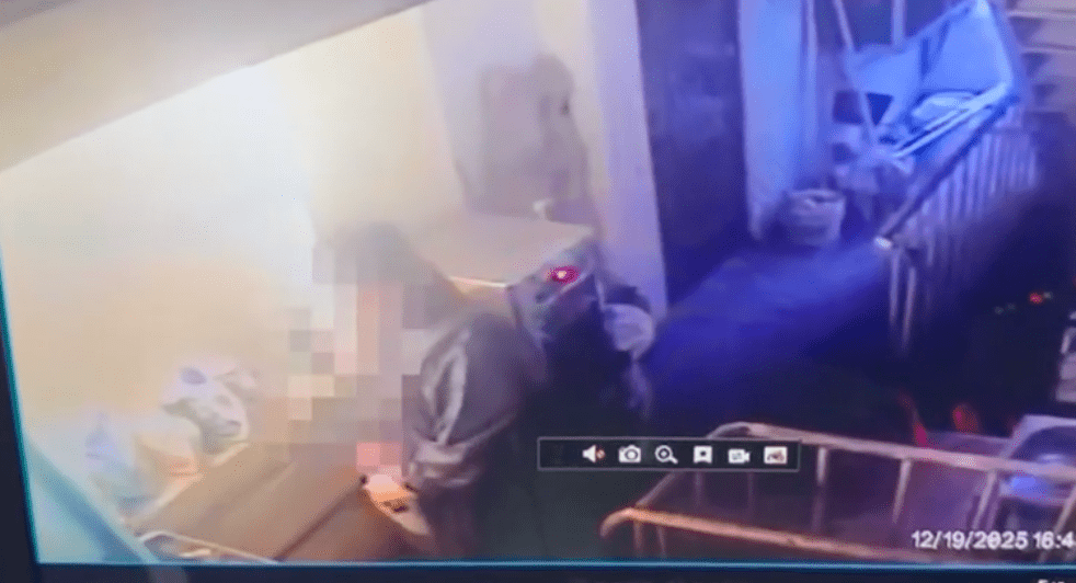 張文在門口傾倒液體後引燃火源。新聞雲