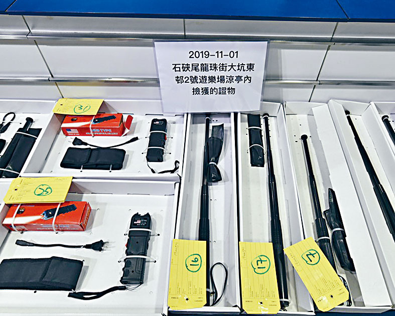 警方檢獲的電槍及「重力操作鋼棒」。