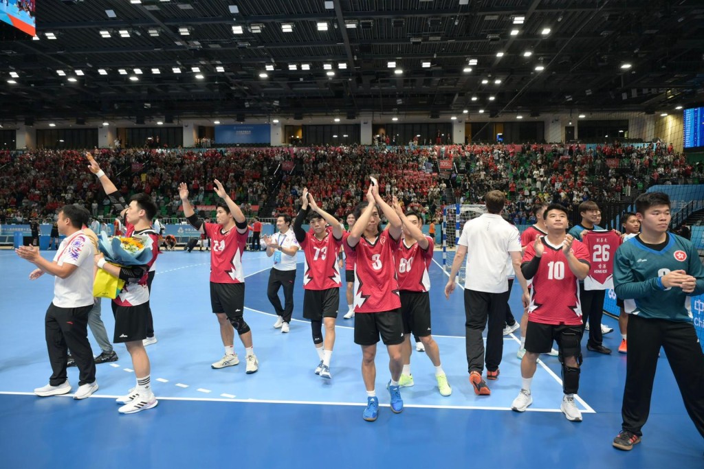 球隊賽後拍當搭謝觀眾入場支持。何君健攝