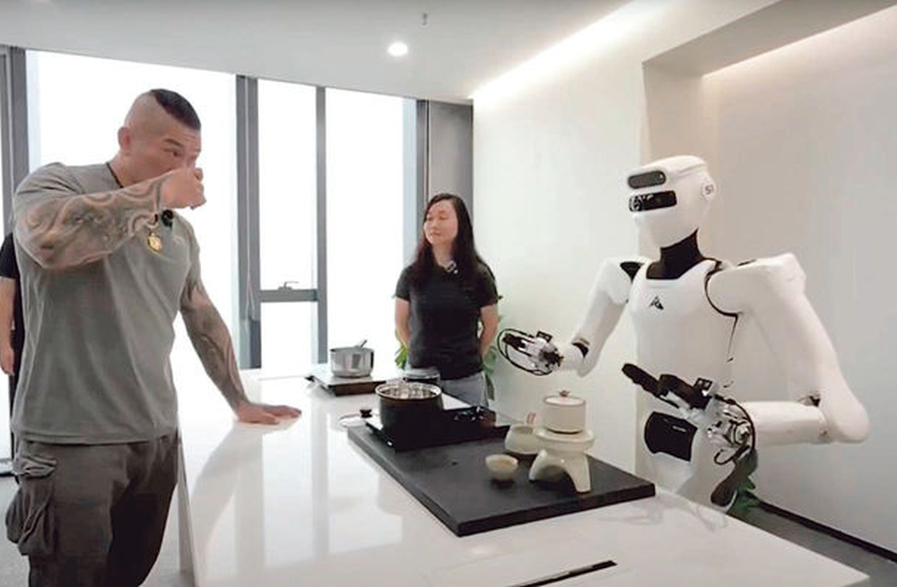 「館長」陳之漢在深圳體驗星塵智能機械人。