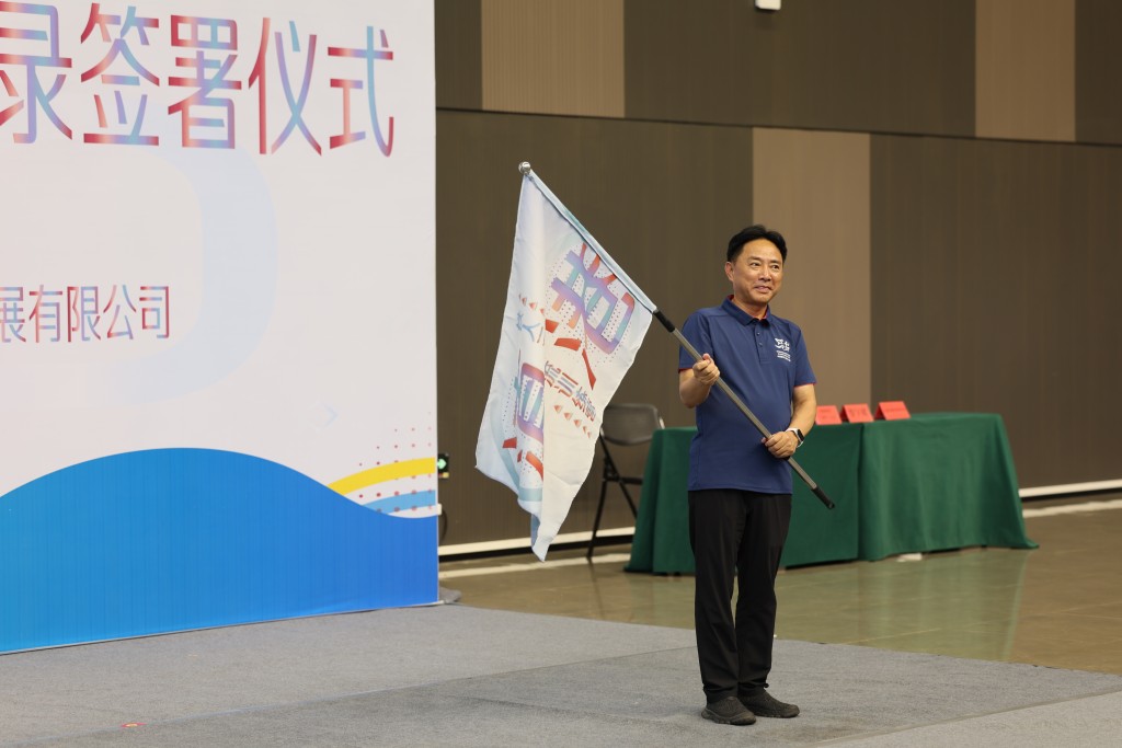 玉溪市委常委、統戰部部長普光照代表授旗給中國香港三項鐵人總會代表。