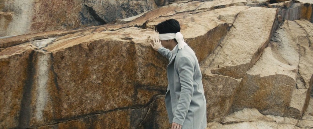 Oscar蒙眼在岩石邊慢行，更險些滑腳。