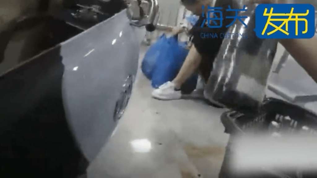 拆開腳踏板發現內藏酒類。 海關發布 拆開腳踏板發現內藏酒類。 海關發布