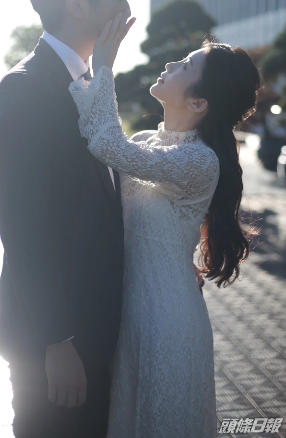 鸡排妹今年11月初宣布已在日本登记结婚，对象是日本小儿科医生Akira。