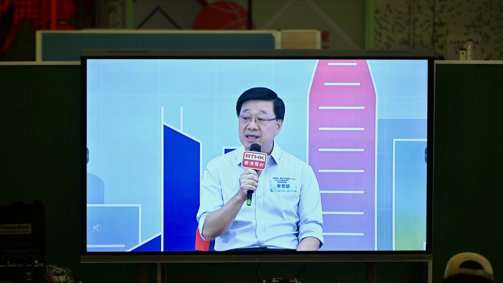 大學生嘆青年難搵工 所學非所用 促推「初入職場援助」 特首親回：產學研合作 會有更多優質就業機會