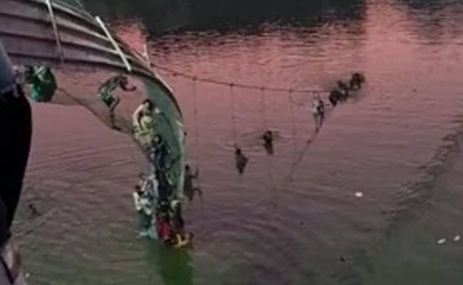 數十人拼命抓住扭曲了的鋼纜、橋面和他們可以抓住的東西，避免墮入河中。