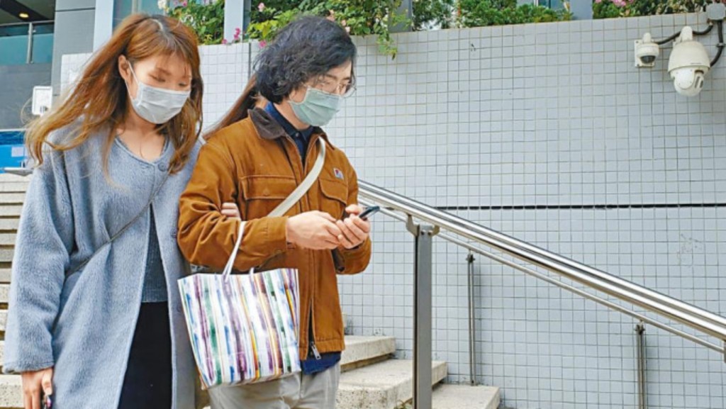 被告伍文浩（右）不服定罪申請上訴許可被駁回。