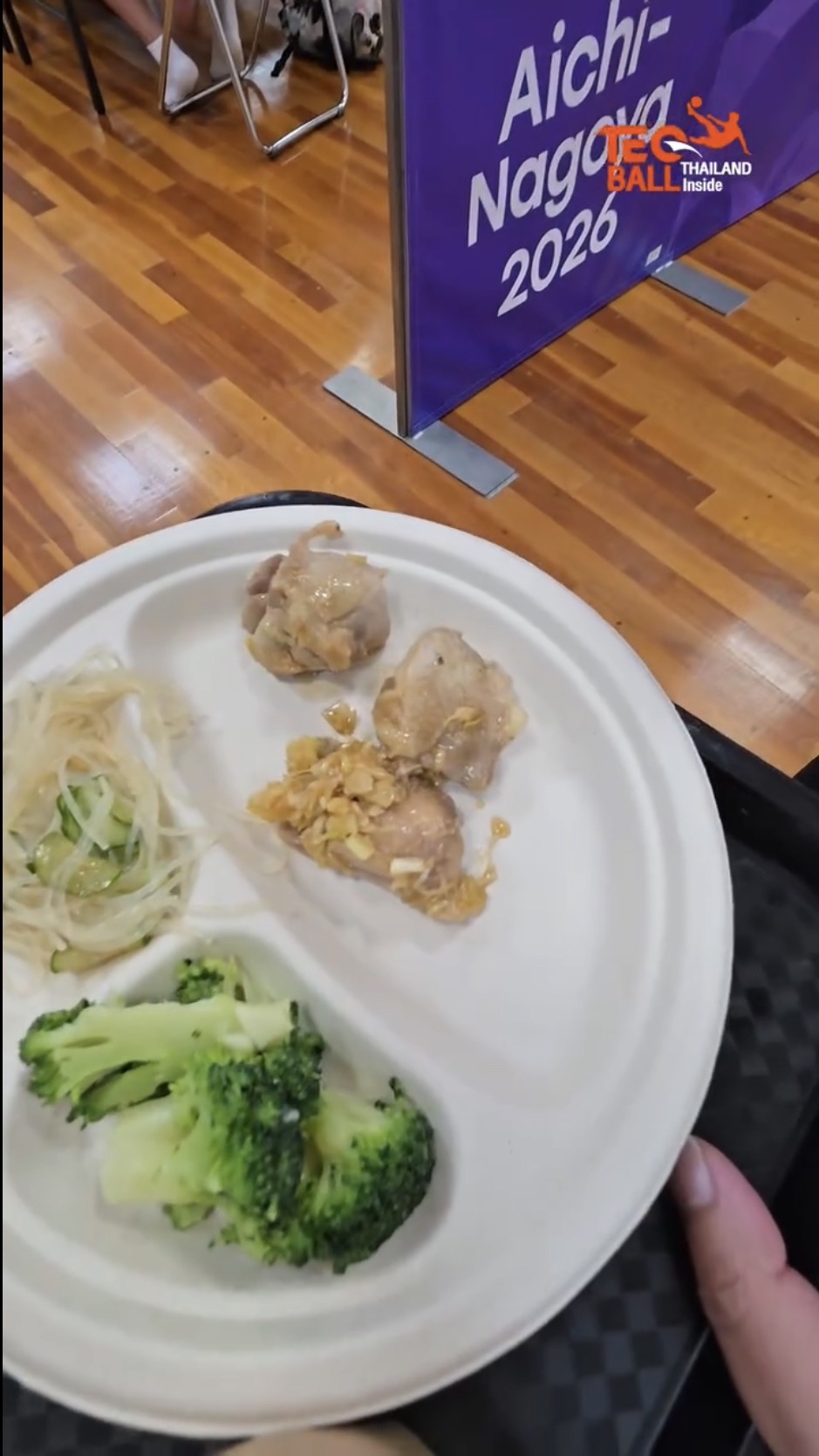 餐盤份量少得被網友調侃像兒童餐。 fb / Teqball Thailand Inside