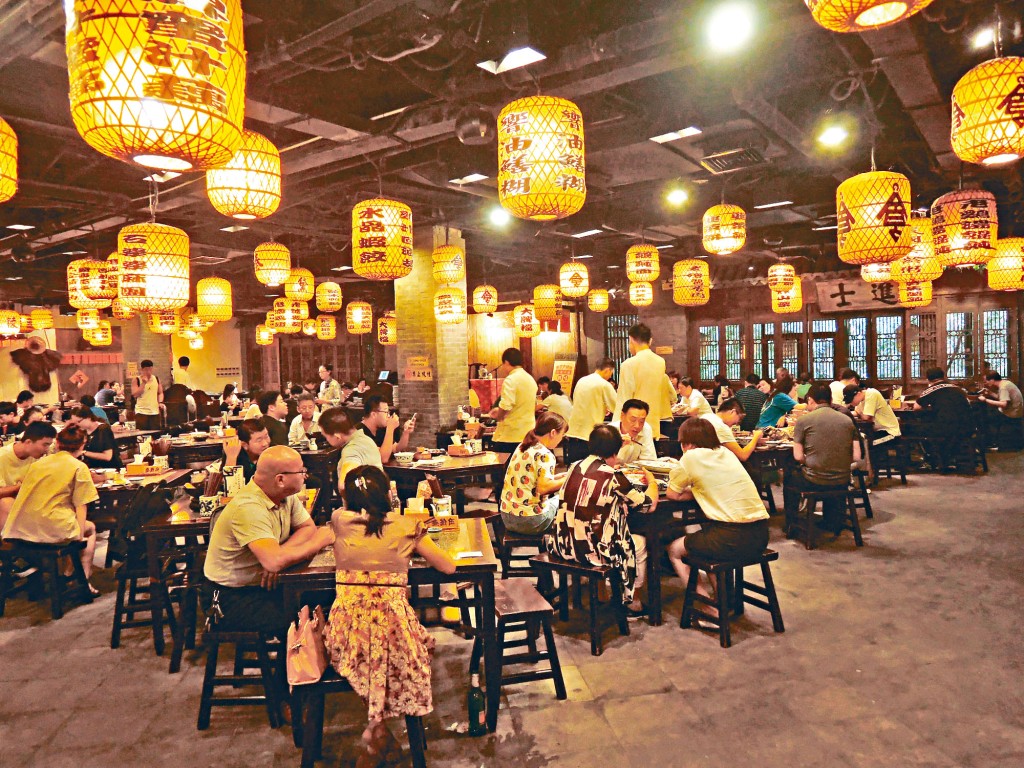 南京大牌档的食物定价相宜，即使点来满桌美食，也是所费无几。