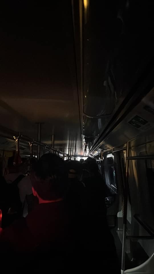 列車內漆黑一片。（fb：日出康城 Lohas Park @ 家在康城）