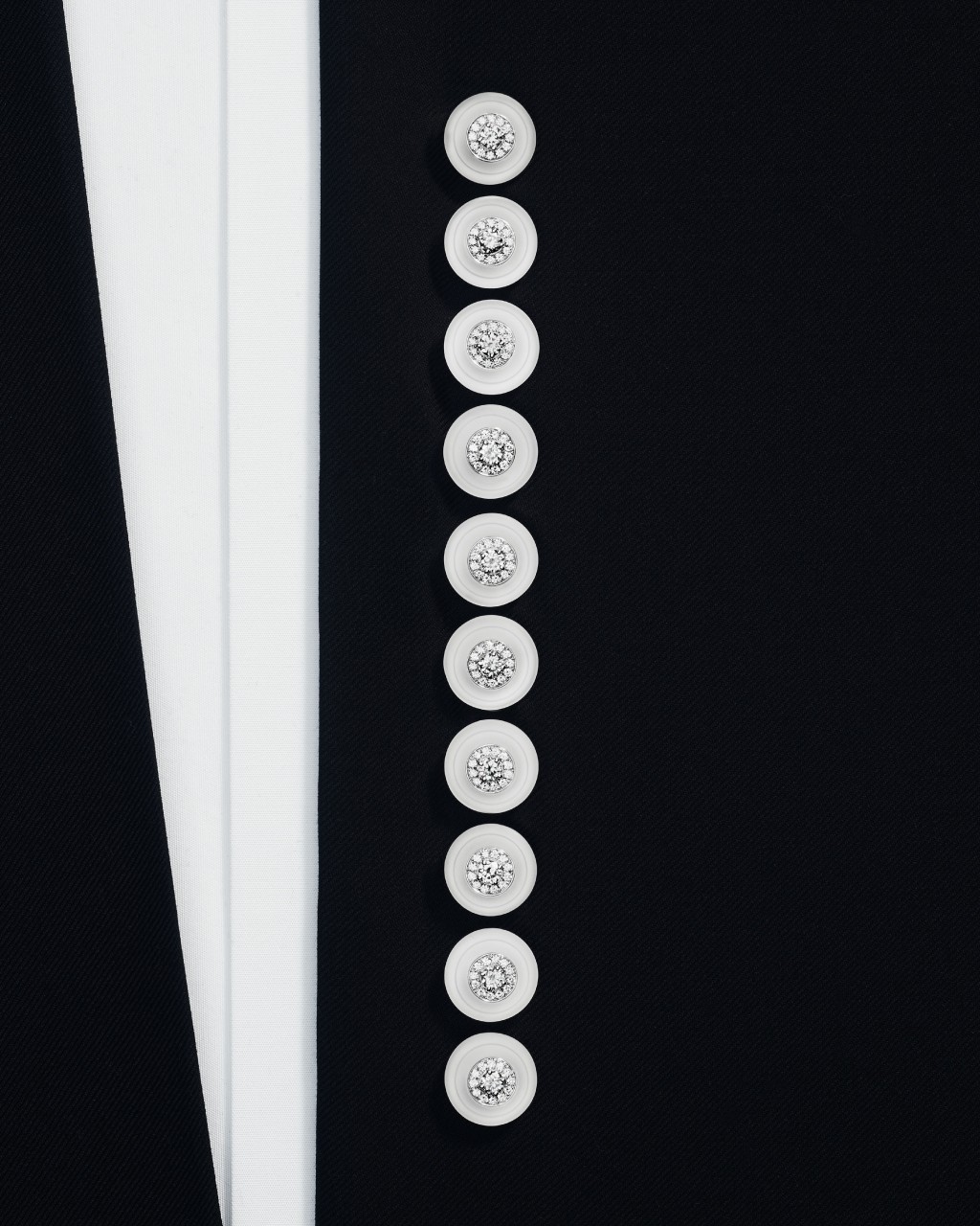 Boutons钮扣，由15颗镶嵌钻石与水晶的白金钮扣组成的珠宝套装，可单独佩戴，也可配搭其他钮扣，用作发饰、衣钮或领带装饰，塑造百变组合。