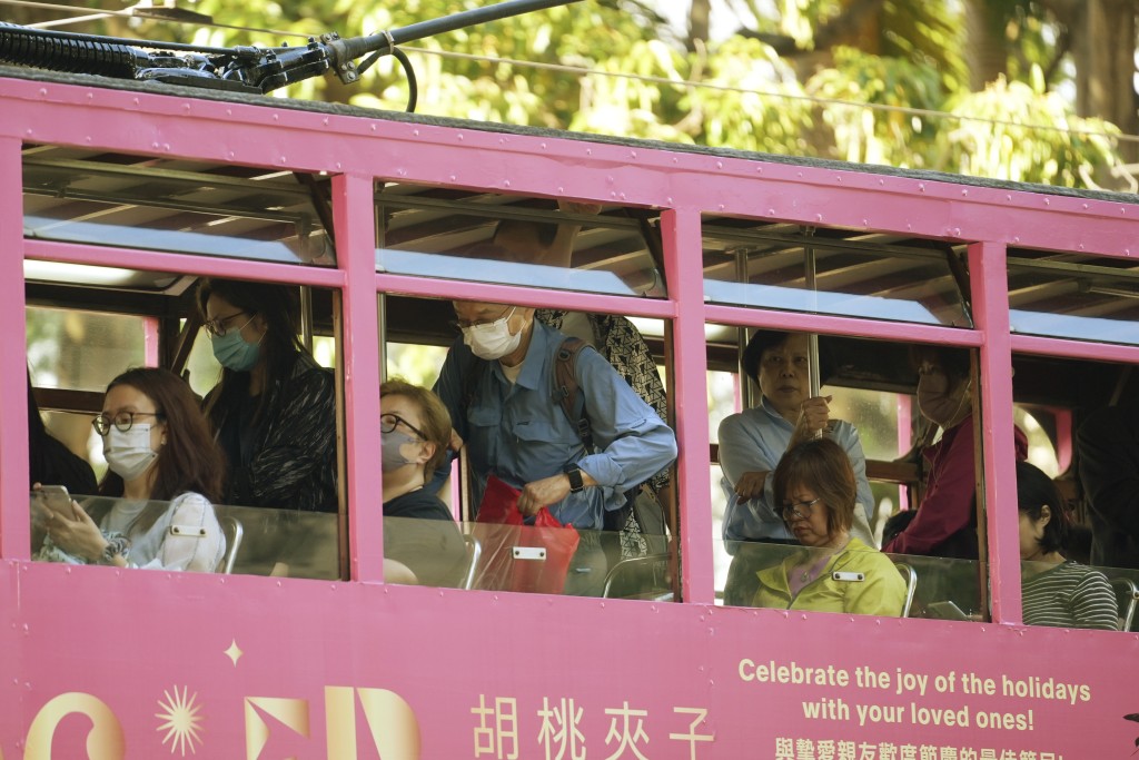 當局呼籲市民乘搭公共交通工具時戴口罩。資料圖片
