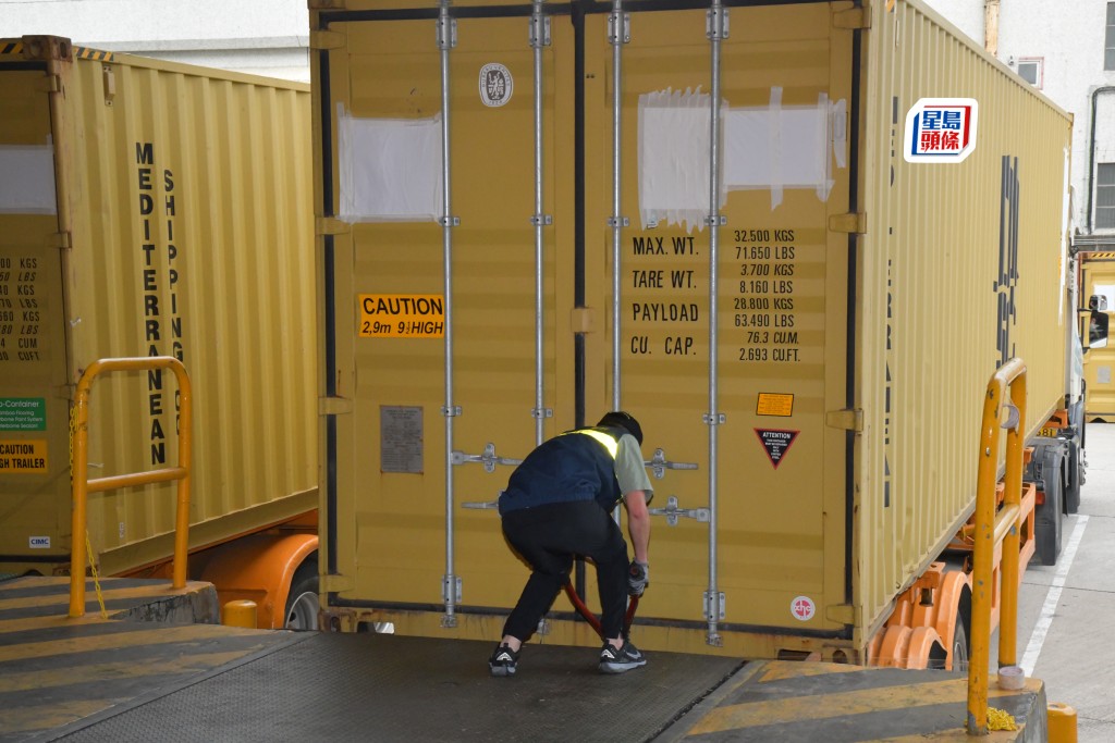 海關成功鎖定15個可疑貨櫃。徐裕民攝