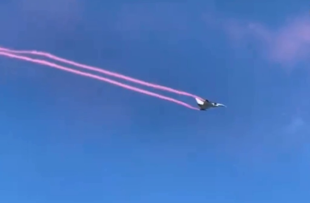 歼10B向量实验机表演。网上图片