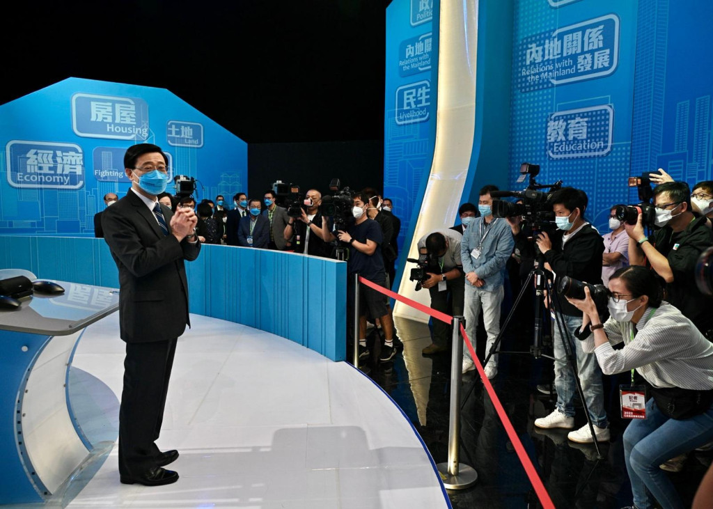 李家超出席由7间电子传媒合办的「行政长官选举答问会」，回应电视台、电台记者及市民的提问。