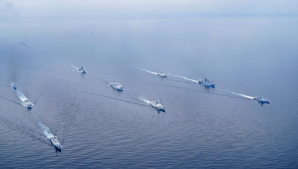 在日本海航行的中俄联合舰队。