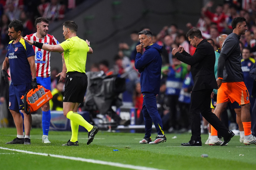 球證到場邊翻看重播後，推翻12碼判決。美聯社