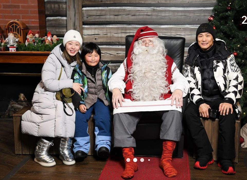 一家3口曾探访圣诞老人。