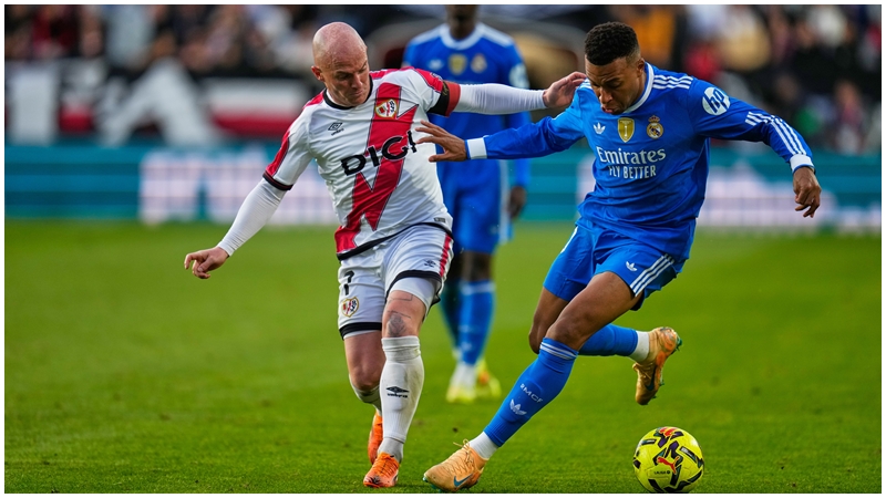 华历简奴队长柏拉桑（左）是中场绝对主力。AP