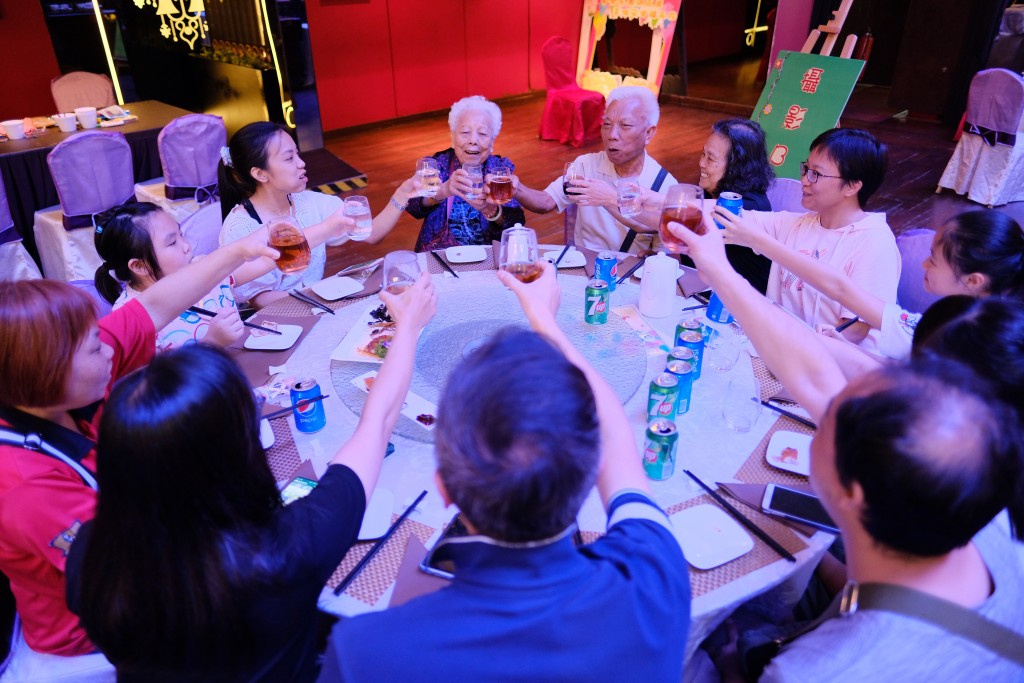 香港屬其中一個全球長壽之都，本港有團體為長者舉辦千歲宴或高壽聚餐慶祝。(資料圖片)