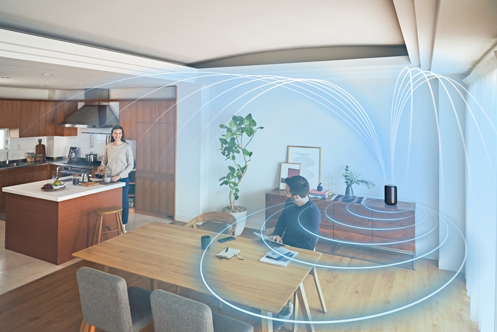 藉由聲音從水平及垂直多角度擴散，配合IAE演算法及音場校正，營造出全方位聆聽體驗。