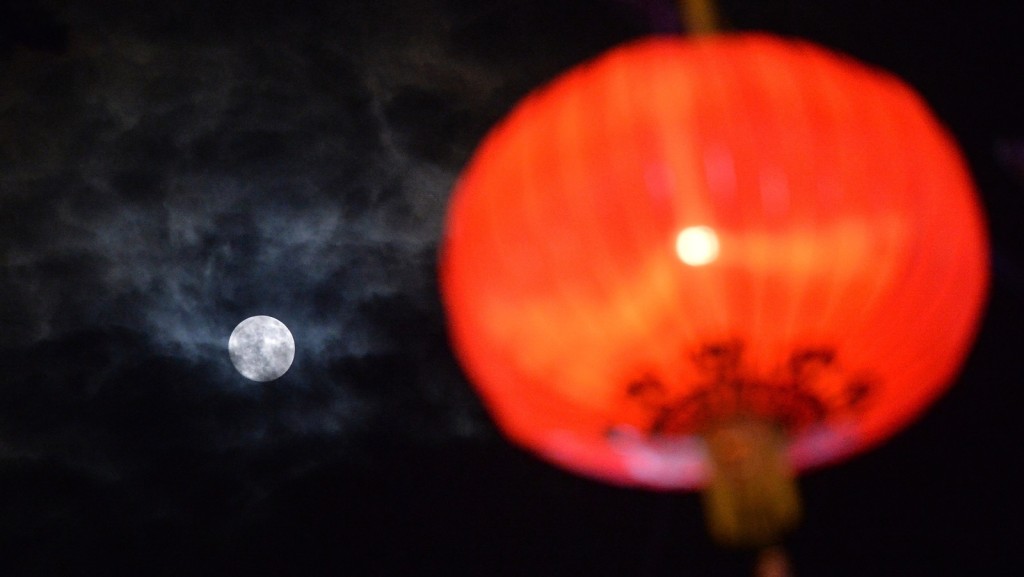 澳门气象局表示中秋当晚云层较薄，或可在云间赏月。资料图片