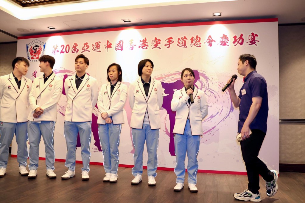 在亚运庆功宴上，前港队代表刘知名（右一）客串访问各得奖亚运代表，包括胞妹刘慕裳（右二）。徐嘉华摄