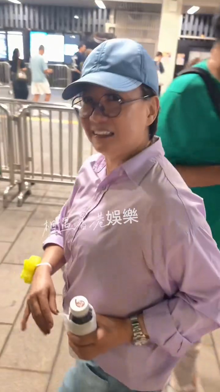 商天娥與網民沿途有講有笑。
