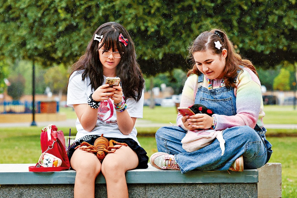 悉尼兩名少女早前接受媒體訪問，討論青少年社媒禁令。