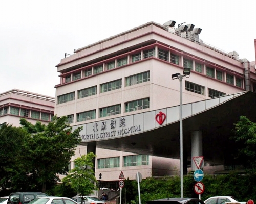 65歲的士司機頸及腰傷,清醒被送往北區醫院治理。資料圖片