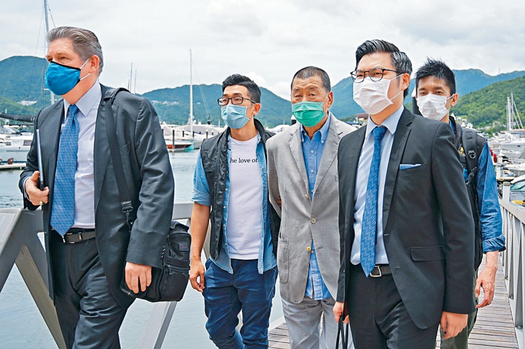 壹傳媒創辦人黎智英與《蘋果日報》3間相關公司涉串謀勾結外國勢力案，早前已完成歷時156日的審訊，3名《香港國安法》指定法官杜麗冰、李素蘭及李運騰將於明日宣布裁決。