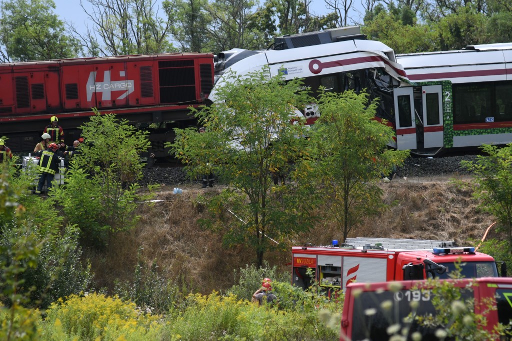克羅地亞一列載客列車與一列貨運列車相撞，造成20人受傷，其中6人傷勢嚴重。新華社