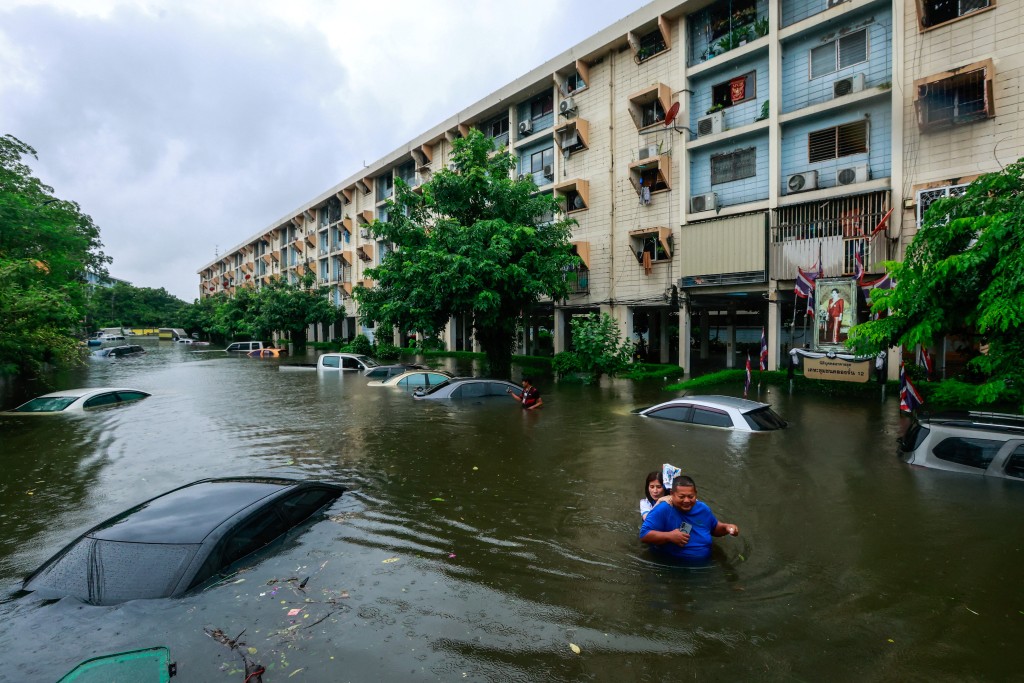 泰国首都曼谷连续约48小时暴雨，部分地区严重水浸，当局周六宣布全市50个区进入灾害状态。路透社
