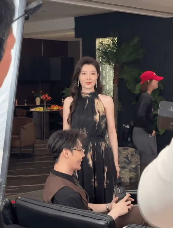 戲內雖然關係緊張，戲外吳沚默與劇中拍檔搞怪自拍，片場氛圍輕鬆愉快。