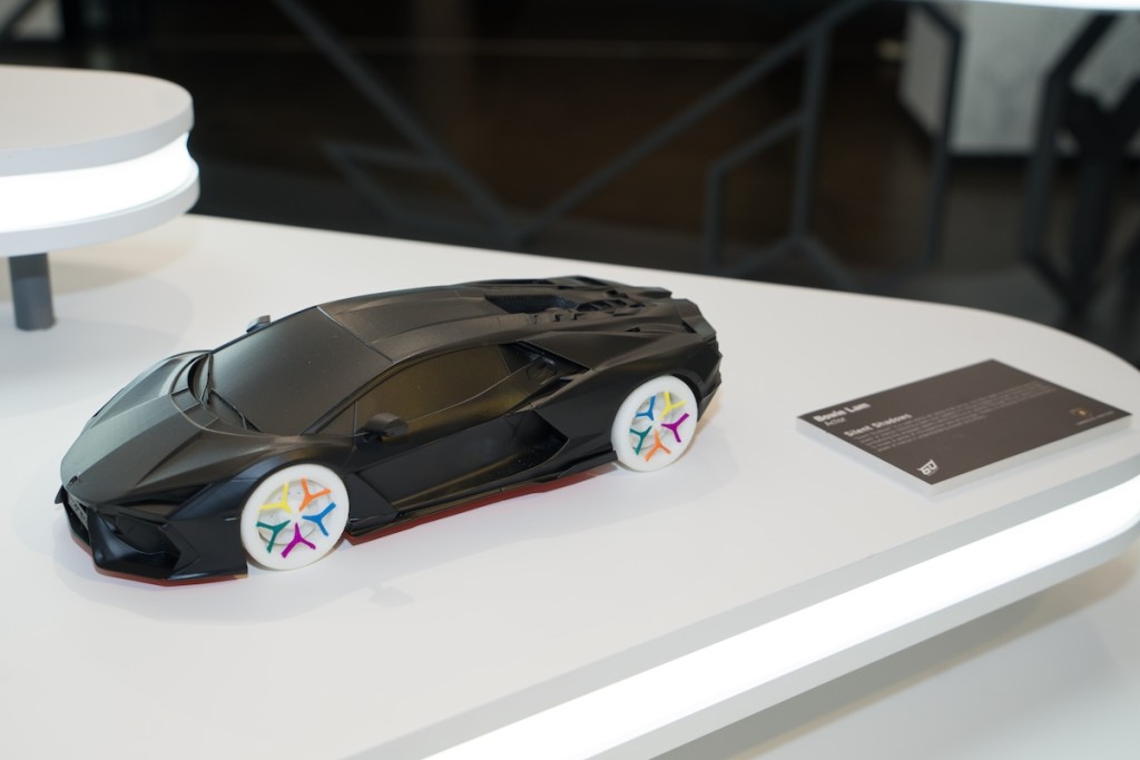 林保怡創作的《Silent Shadows》藝術車，利用深色及彩色車轆創造視覺對比