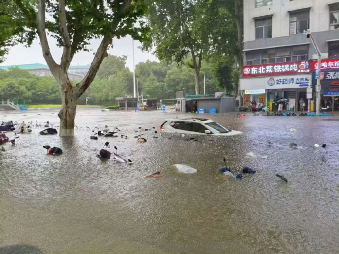 武漢發佈暴雨臨災警報,武大校門被淹。 武漢發佈暴雨臨災警報,武大校門被淹。