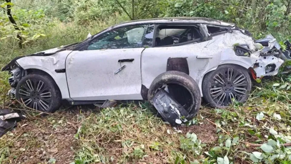 領克汽車墜百米懸崖底，司機生還車門還可開。