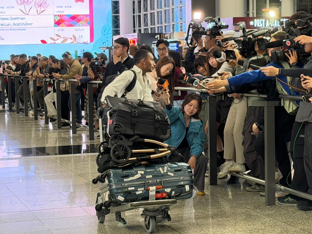 首班從杜拜返港的直航航班EK380，於3月4日香港時間晚上9時50分順利抵達香港國際機場。