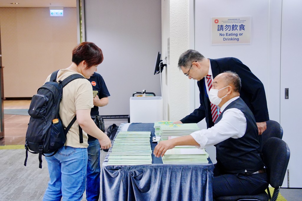 觀塘房委會綠置居銷售小組辦事處,今早現場人流不多。汪旭峰攝 觀塘房委會綠置居銷售小組辦事處,今早現場人流不多。汪旭峰攝