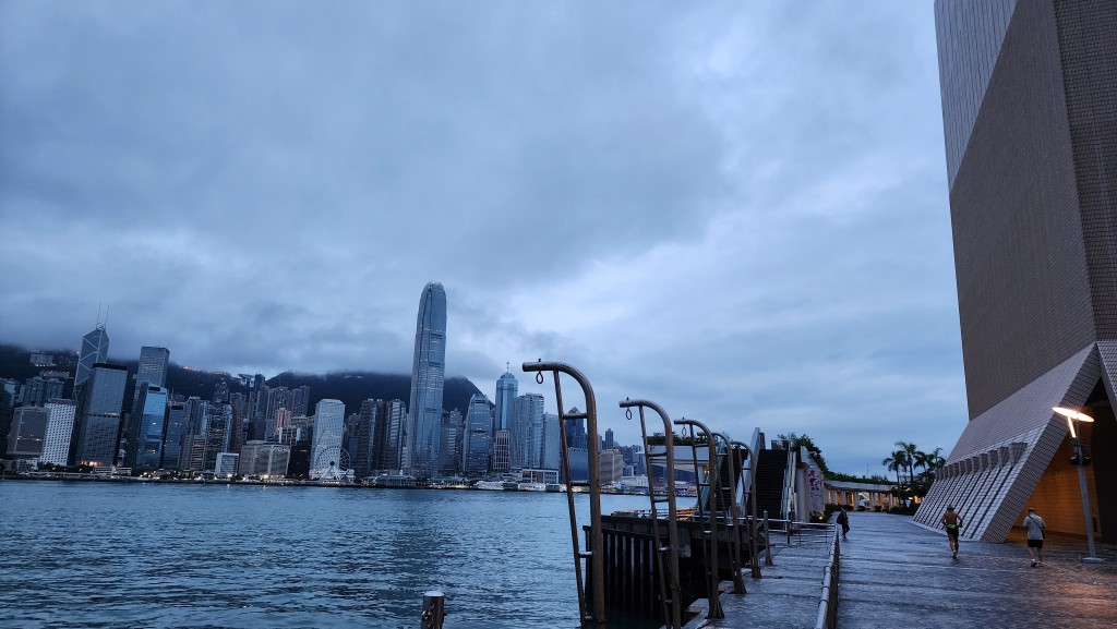 今日有骤雨及几阵雷暴。黎志伟摄