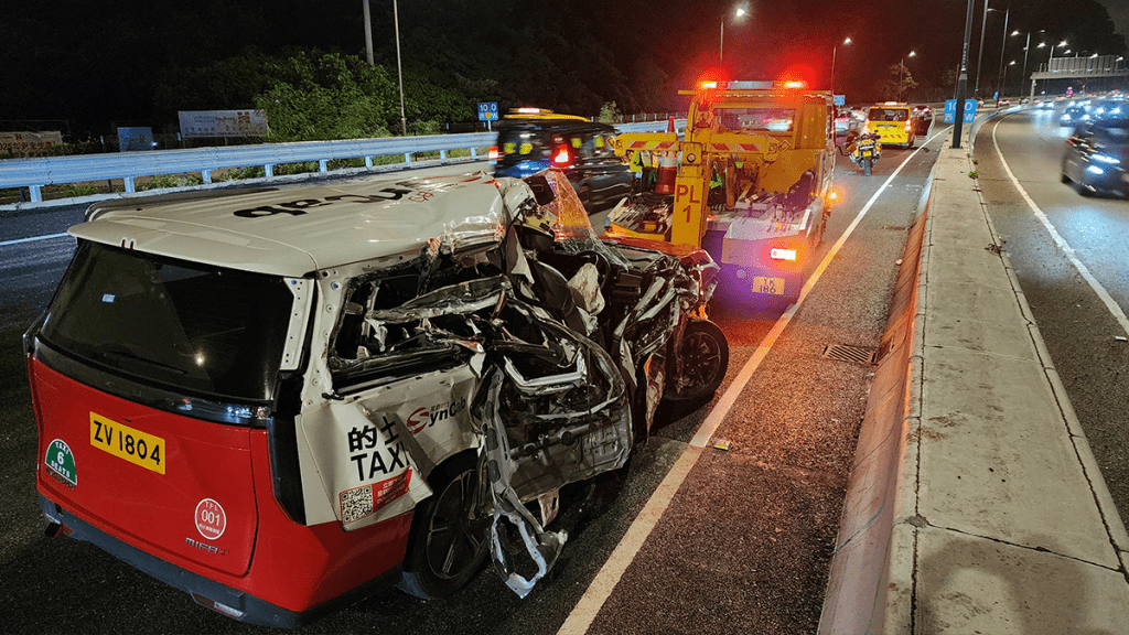 北大嶼山公路的士直撼工程車車尾 車身遭劏開如「開罐頭」 至少3人受傷